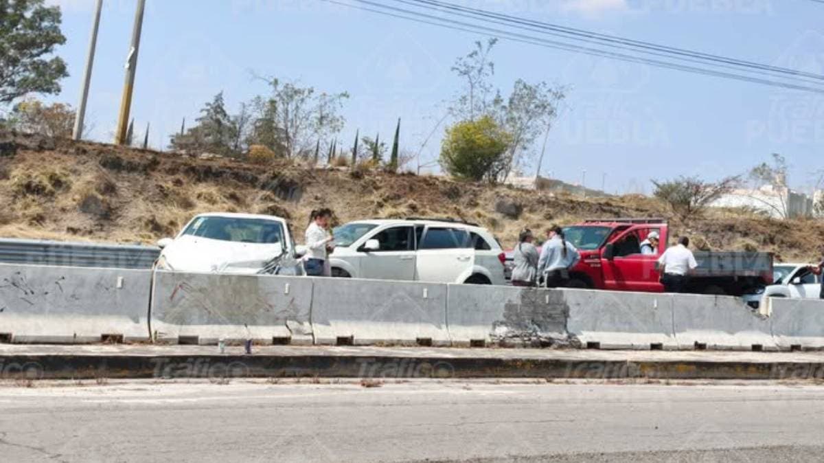 Carambola de cuatro vehículos sacude el Periférico Ecológico de Puebla rumbo a Valsequillo