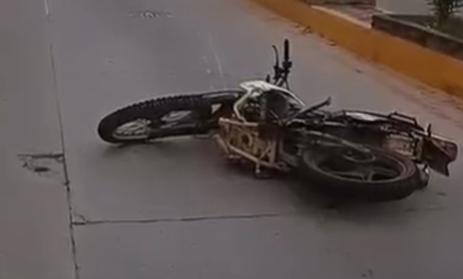 Acribillan a motociclista en Puebla y dejan su cuerpo sobre la moto con más de cuatro balazos