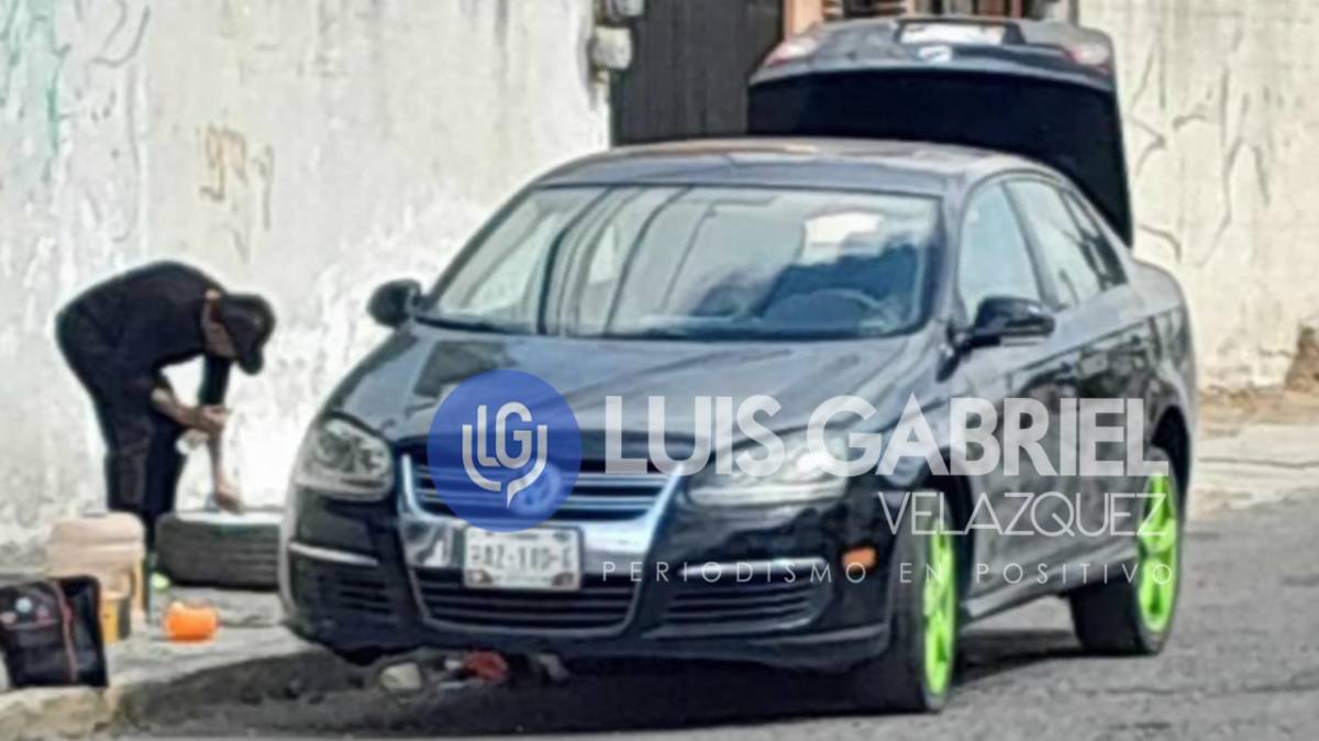 Mujer carga gasolina en Puebla y huye sin pagar en estación Mobil Momoxpan; cambia rines para evitar ser detectada