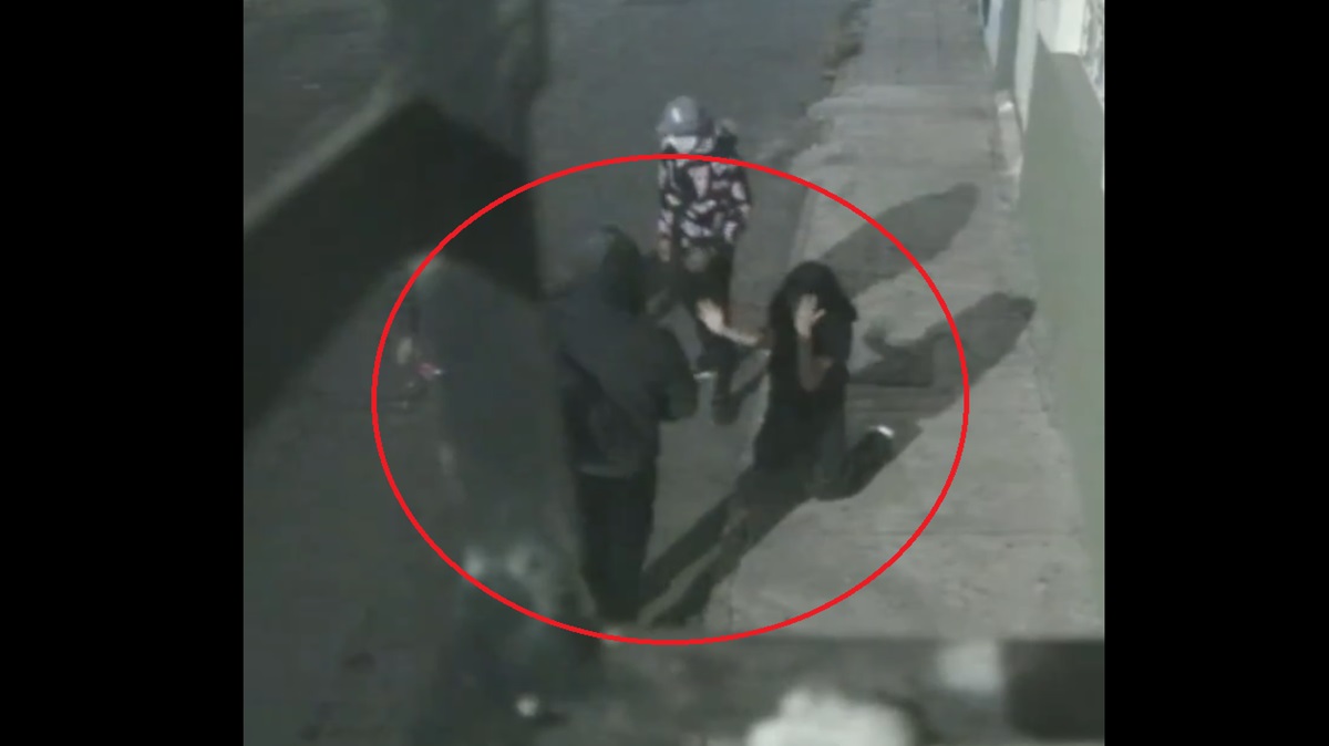 VIDEO: encañonan a jóvenes en Puebla y los tiran al piso para asaltarlos en Santa María