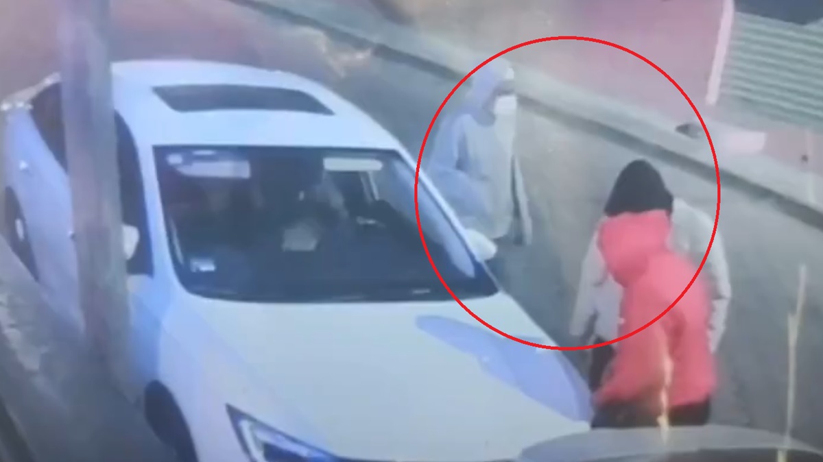 VIDEO: en minutos y a plena luz del día, desvalijan un Jetta en Loma Zavaleta; así opera la banda