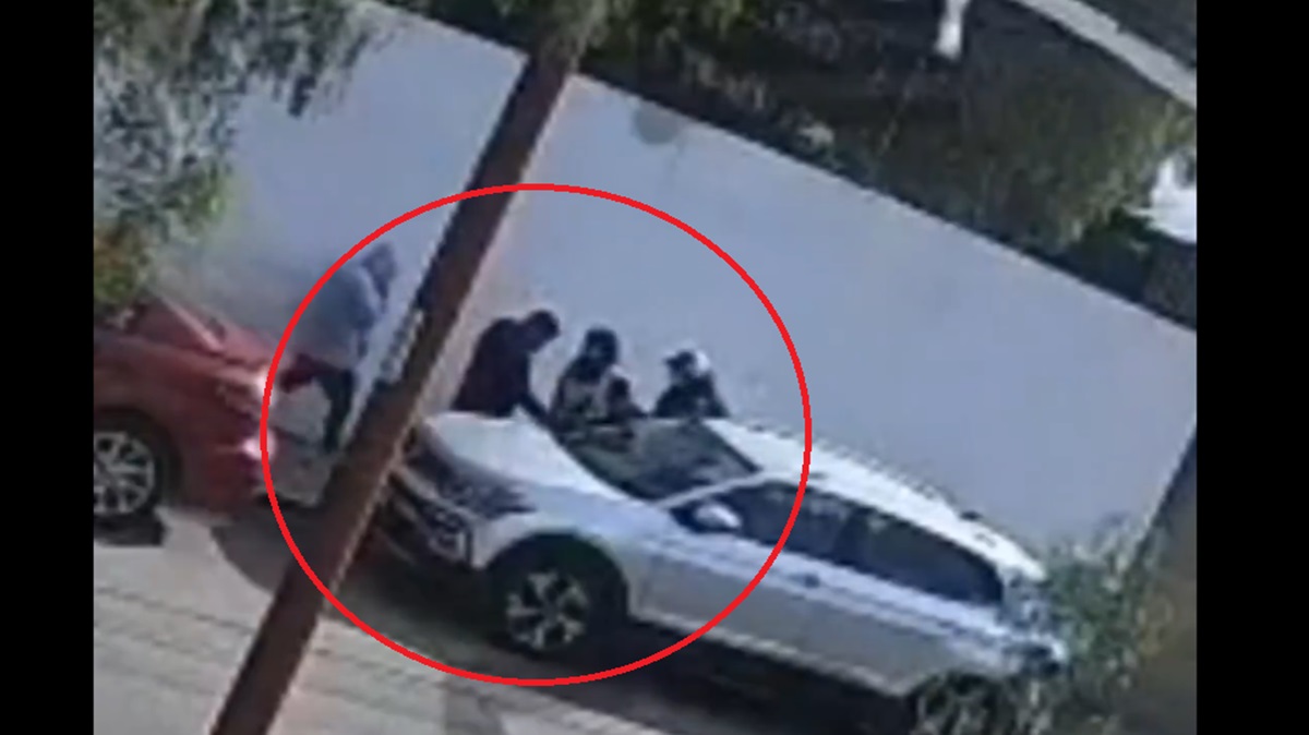 VIDEO Robo a plena luz del día en Puebla: encañonan a joven y le quitan su camioneta en Cholula