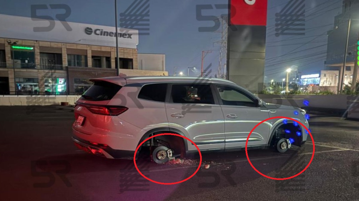Otro ataque a estacionamientos de Puebla: desvalijan camioneta en plaza Las Torres y la dejan sin llantas