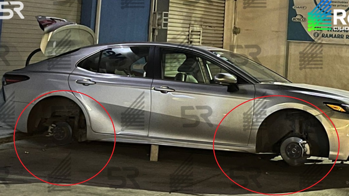 Dejan auto “flotando” sobre un ladrillo en Puebla: desvalijan vehículo en estacionamiento de tienda