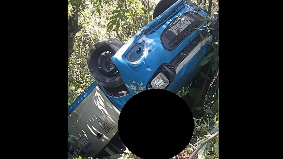 Milagro en Puebla: familia y bebé sobreviven tras caída de taxi a barranco de 40 metros