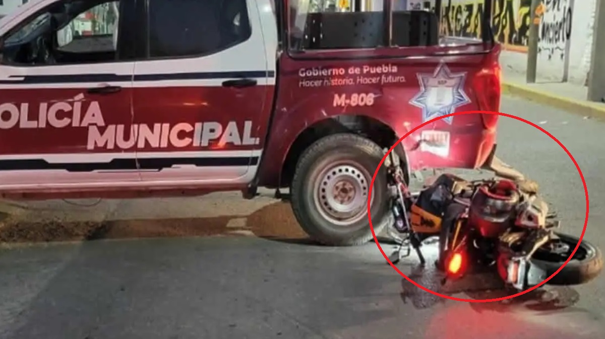 Motociclista ignora semáforo y se impacta contra patrulla en Puebla