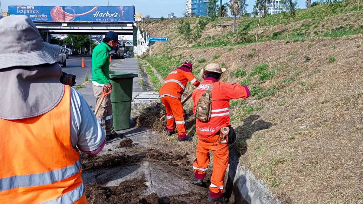PUEBLA SE PREPARA PARA LA LLUVIA: limpian drenajes en Atlixcáyotl para evitar caos vial