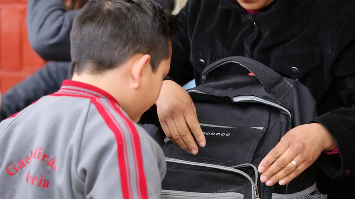 Tras amenazas en escuelas, Puebla busca regular el “operativo mochila”: seguridad vs derechos en debate