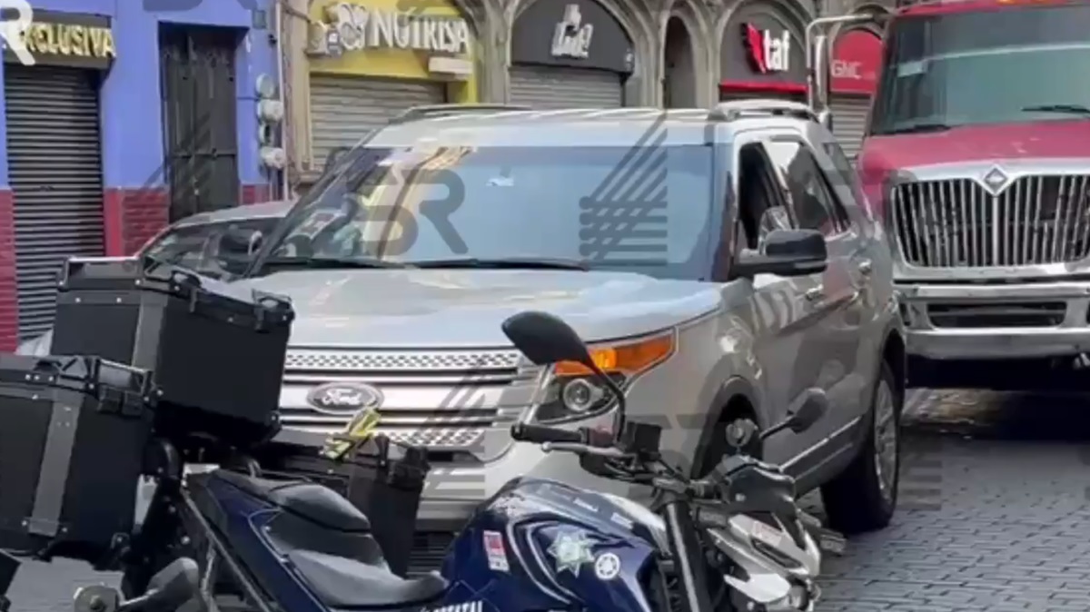 Caos vial en el Centro de Puebla: choque entre pipa y camioneta colapsa Reforma y 3 Norte