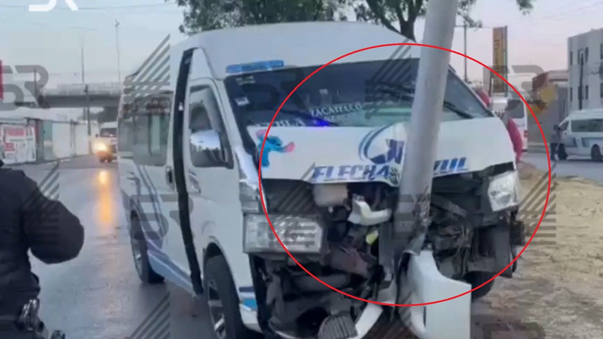 Combi se estrella contra poste rumbo a la CAPU: deja varios heridos y caos vial en Puebla