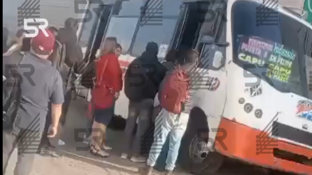 Transporte público pierde una llanta y casi vuelca con pasajeros en Puebla