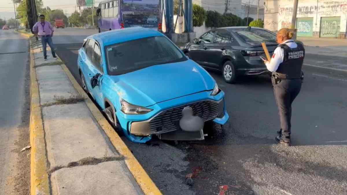 Auto queda en sentido contrario tras aparatoso accidente en el Bulevar 18 de Noviembre
