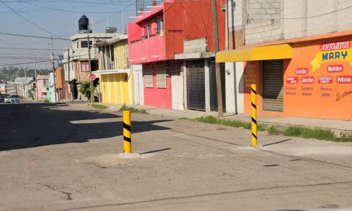 Vecino de Tepeyac se adueña de la calle y bloquea tránsito con postes metálicos
