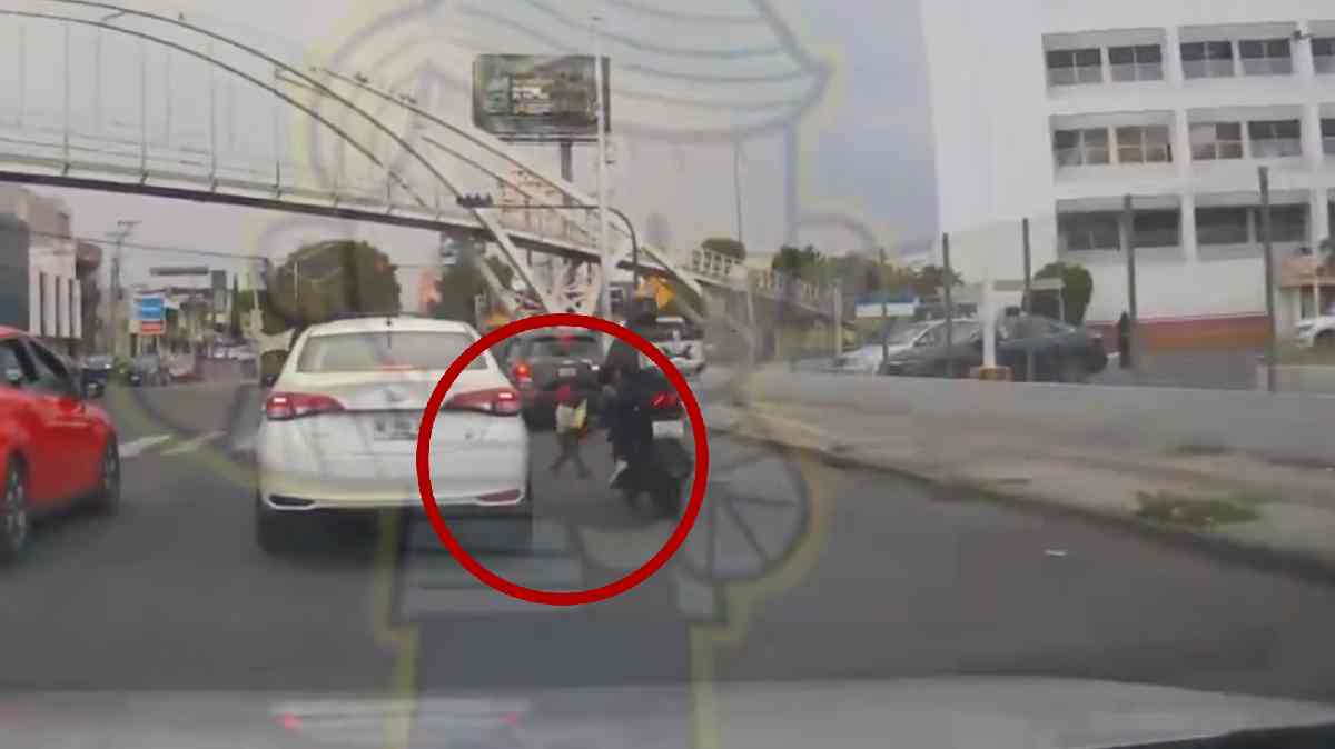 Motociclista atropella a niño frente a Walmart San Manuel y huye entre el tráfico en Puebla