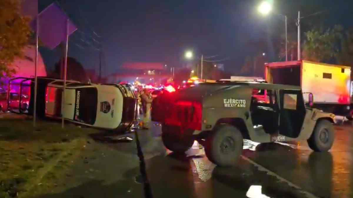 Lluvia desata brutal carambola en Periférico: Humvee militar y patrulla de vialidad terminan destrozadas