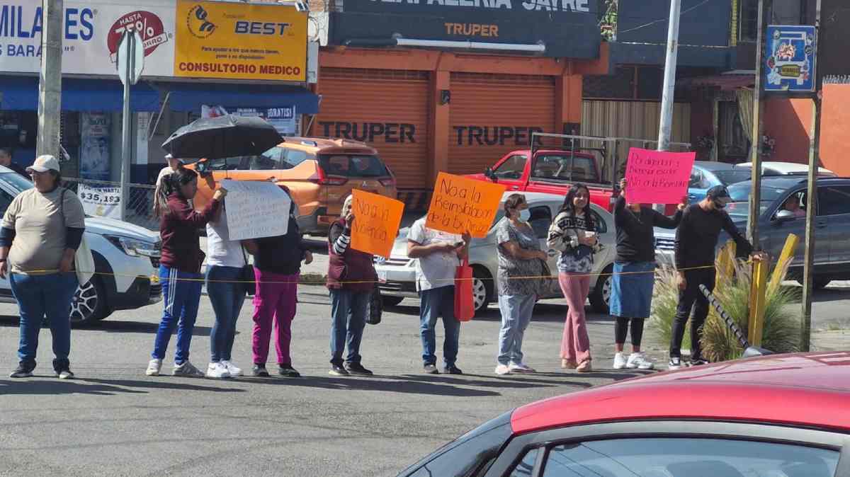 Padres bloquean la 105 Poniente y 3 Sur para impedir regreso de directora a kínder en Puebla