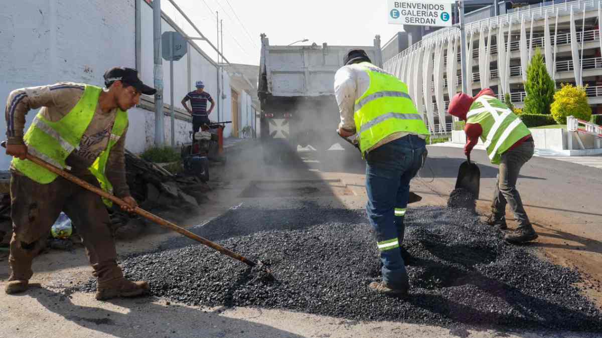 Entre baches y tráfico: reparan calles en San Jerónimo Caleras tras reportes ciudadanos