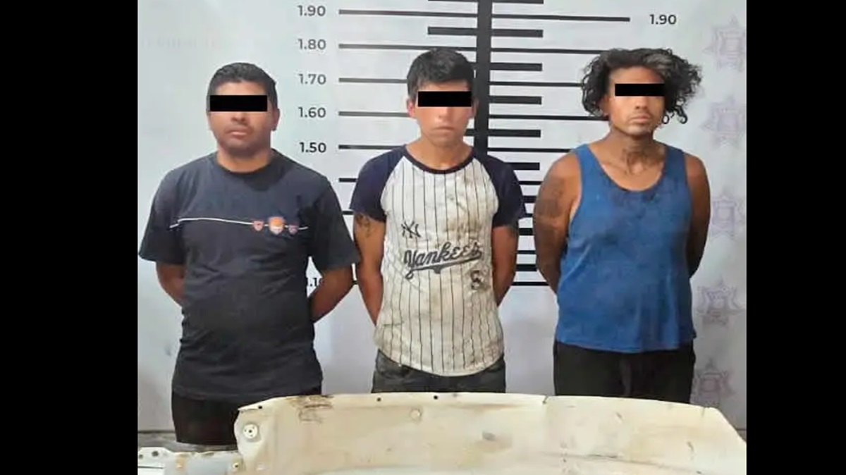 ¿Tu auto está en el corralón? Caen 3 sujetos con camioneta llena de autopartes robadas en Puebla