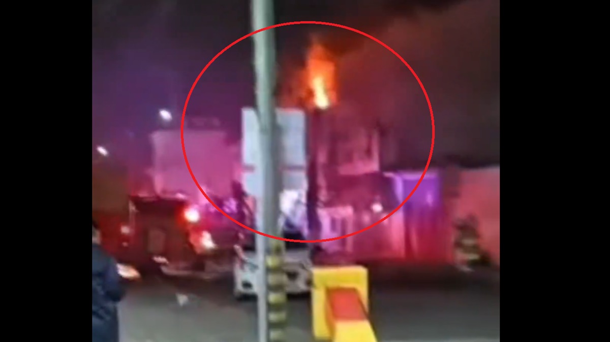 VIDEO ¡Tragedia en Momoxpan! Voraz incendio consume local de hamburguesas y deja un herido grave.