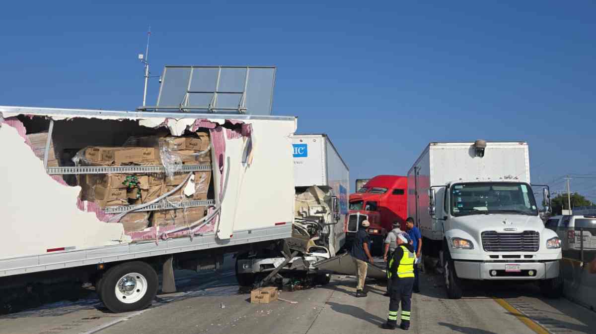 Choque entre tráileres paraliza la autopista Puebla-Orizaba en Acatzingo