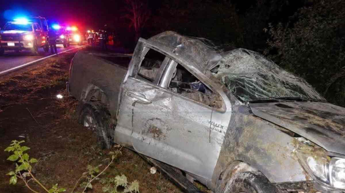 Volcadura del alcalde de Ahuatlán deja una funcionaria muerta; Baldomero Lezama y sus hijas están graves
