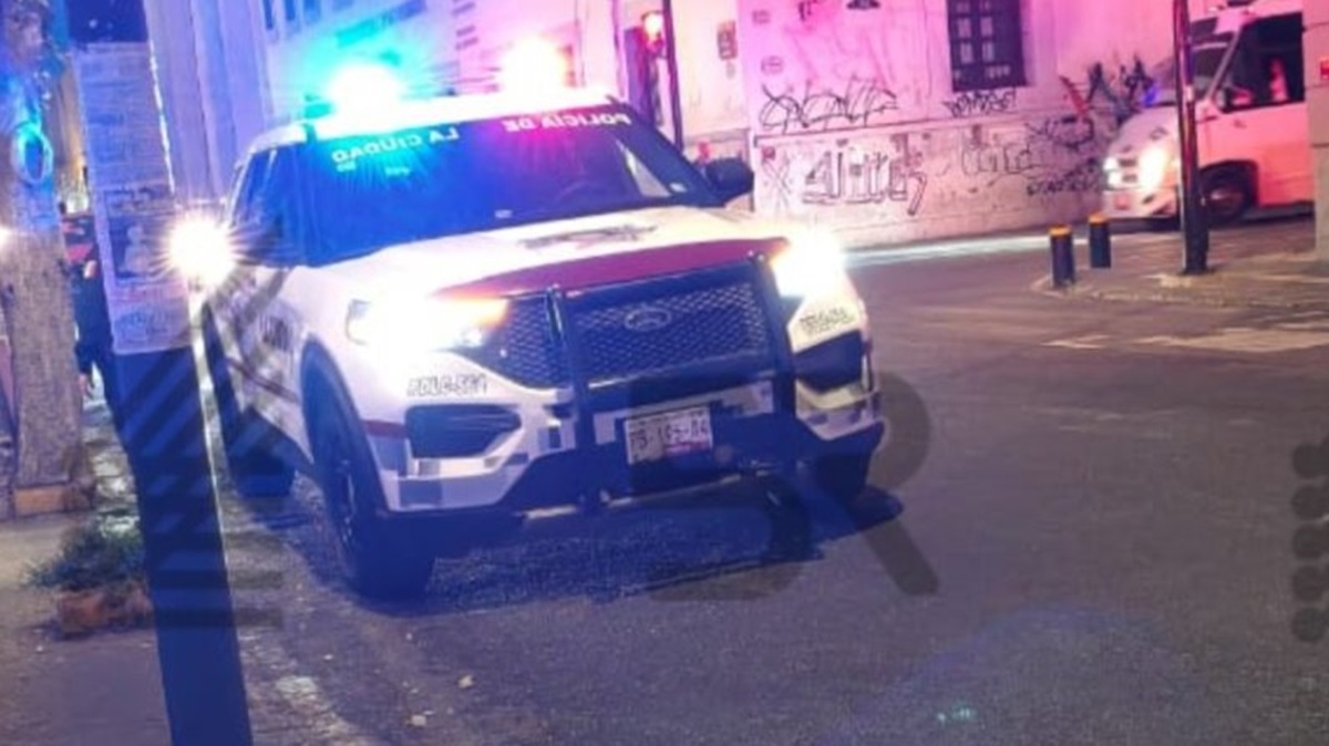 ¡A plena luz! Asaltan Oxxo en la 11 Poniente y el ladrón escapa caminando por el Centro Histórico.