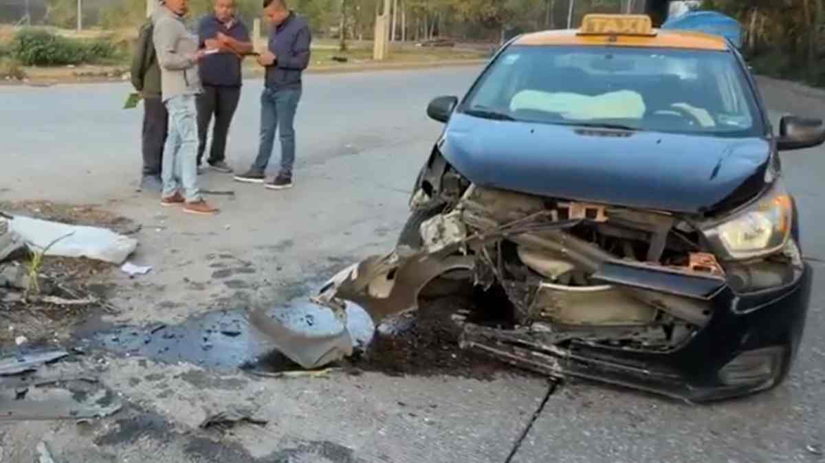 Tráiler se le cierra a taxi y termina impactado en incorporación a la México-Puebla, a la altura de Villa Frontera