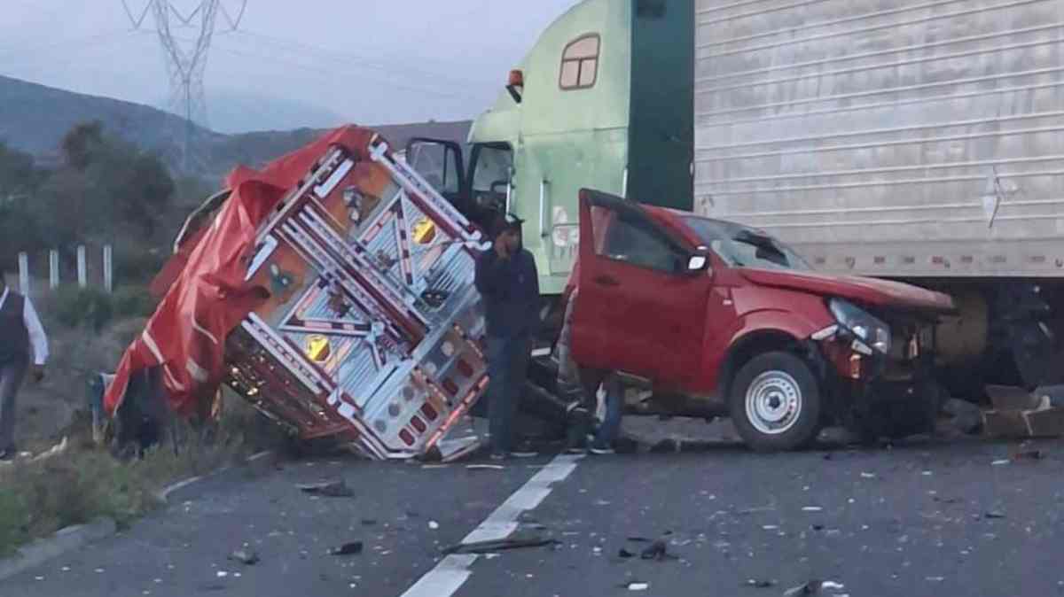 Tráiler parte en dos una camioneta sobre la México-Puebla; circulación colapsa rumbo a Puebla