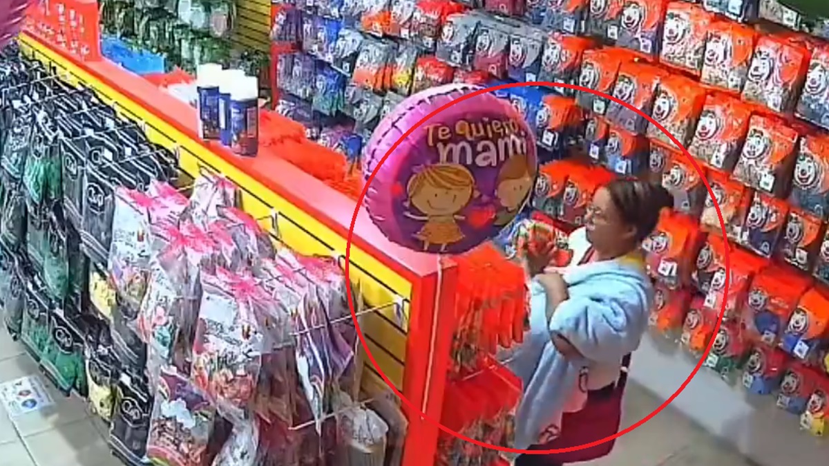 VIDEO Cuidado: grupo de “farderas” usa a niños y bebés para robar en pleno Centro Histórico de Puebla enfrente de todos