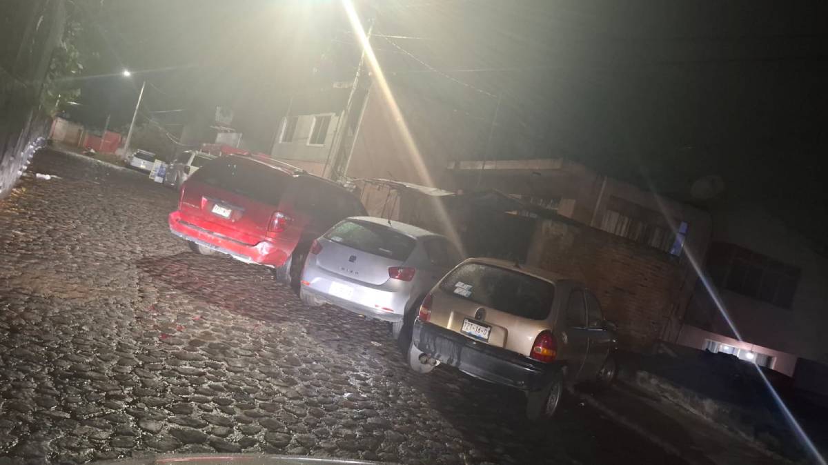 Vecinos de Los Fuertes denuncian caos vial por autos mal estacionados; piden intervención urgente de Tránsito