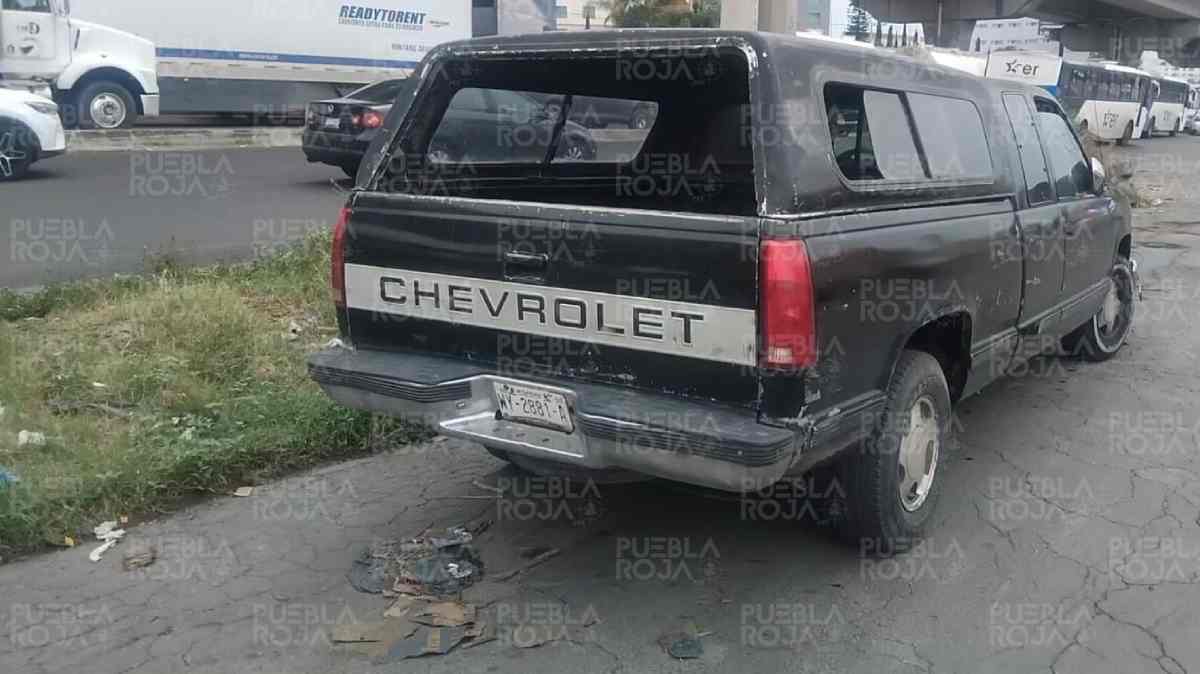 Cámaras detectan camioneta robada y desatan persecución en Puebla; conductor escapó tras abandonar la unidad