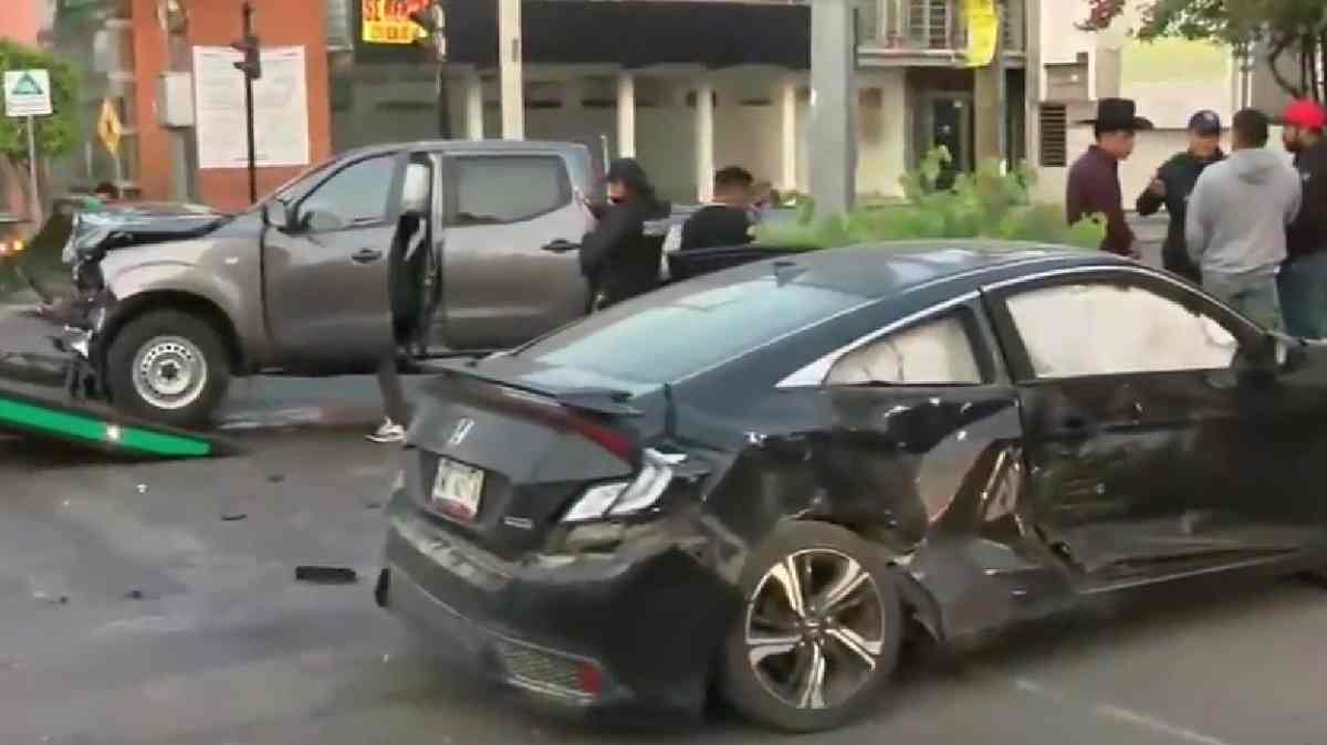 Choque al amanecer en Puebla: semáforo ignorado deja destrozos en la 9 Sur y 49 Poniente