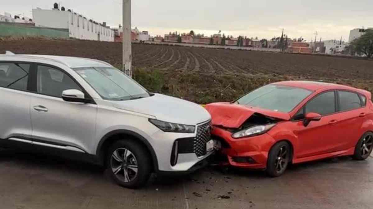 Choque entre camioneta y automóvil provoca tráfico frente a Bosques de Sanctorum en Cuautlancingo