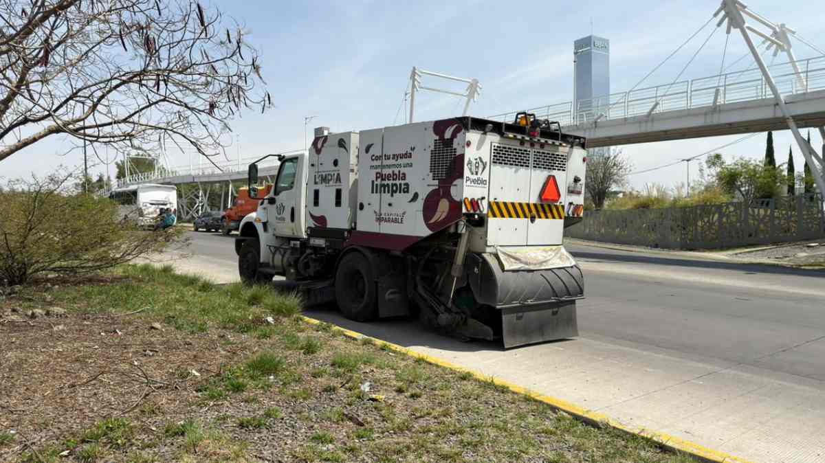 Barredoras trabajan día y noche en Puebla: así refuerza el Ayuntamiento la limpieza de avenidas clave