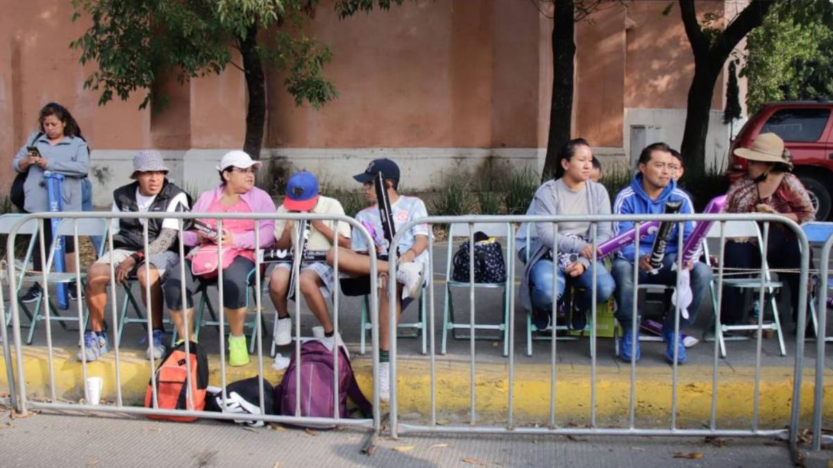 Sillas gratis… pero no para todos: denuncian cobros y apartados durante desfile del 5 de mayo en Puebla