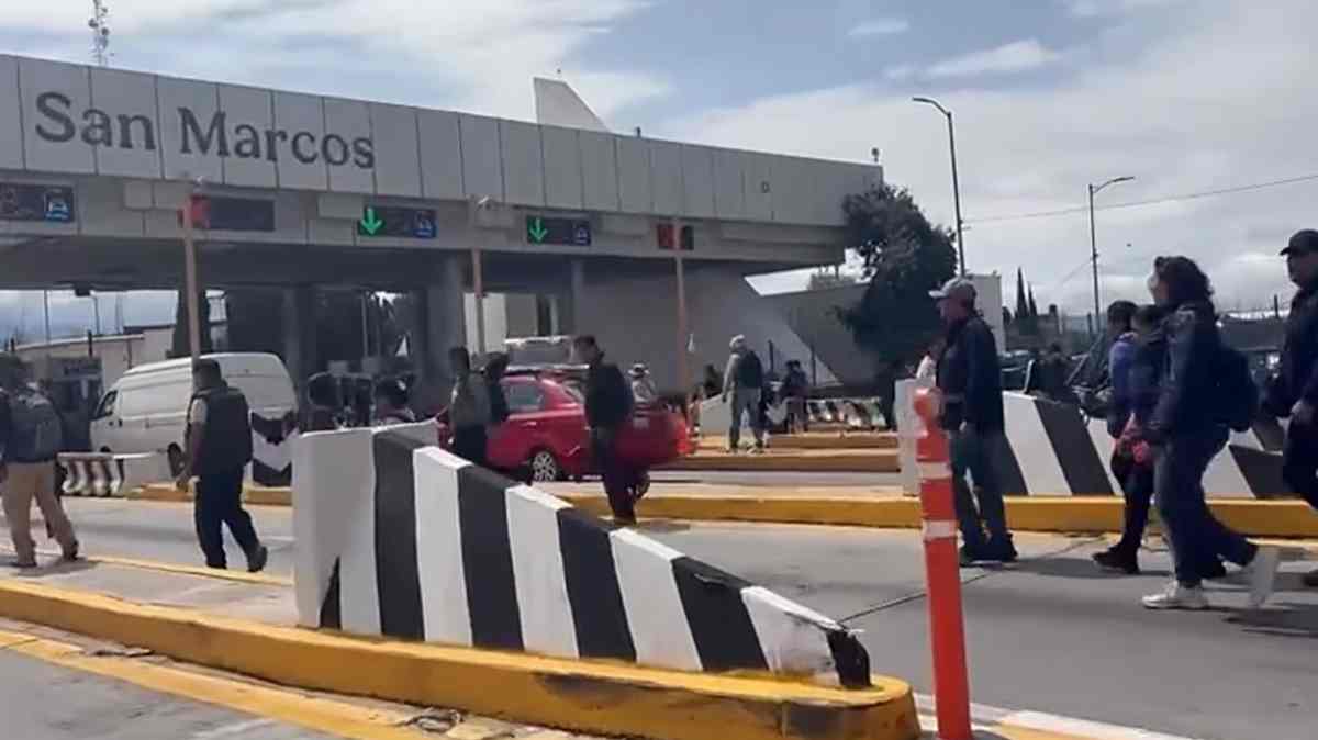 CNTE toma caseta de la México-Puebla y da paso libre a automovilistas; exigen aumento salarial y cambios al sistema de pensiones