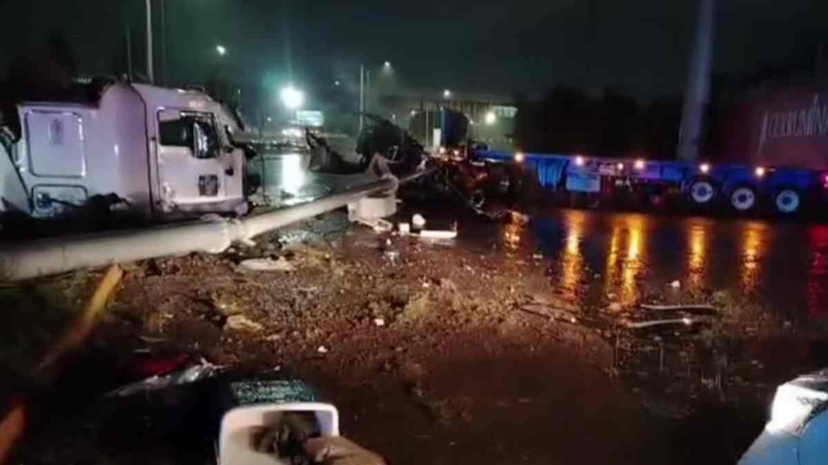 Tráiler vuelca en el Periférico Ecológico de Puebla; la cabina se desprendió tras impactar contra una luminaria