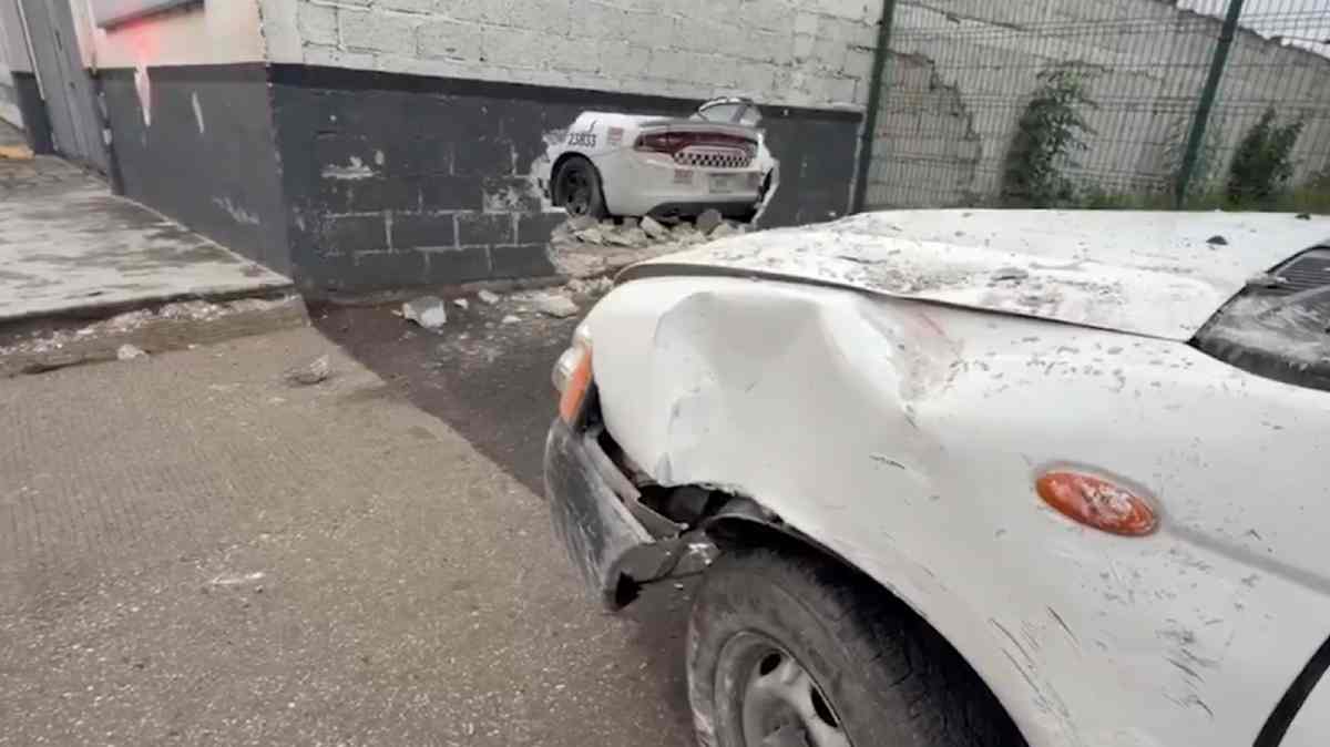 Camioneta de carga se estrella contra la barda de la Guardia Nacional en la autopista México-Puebla
