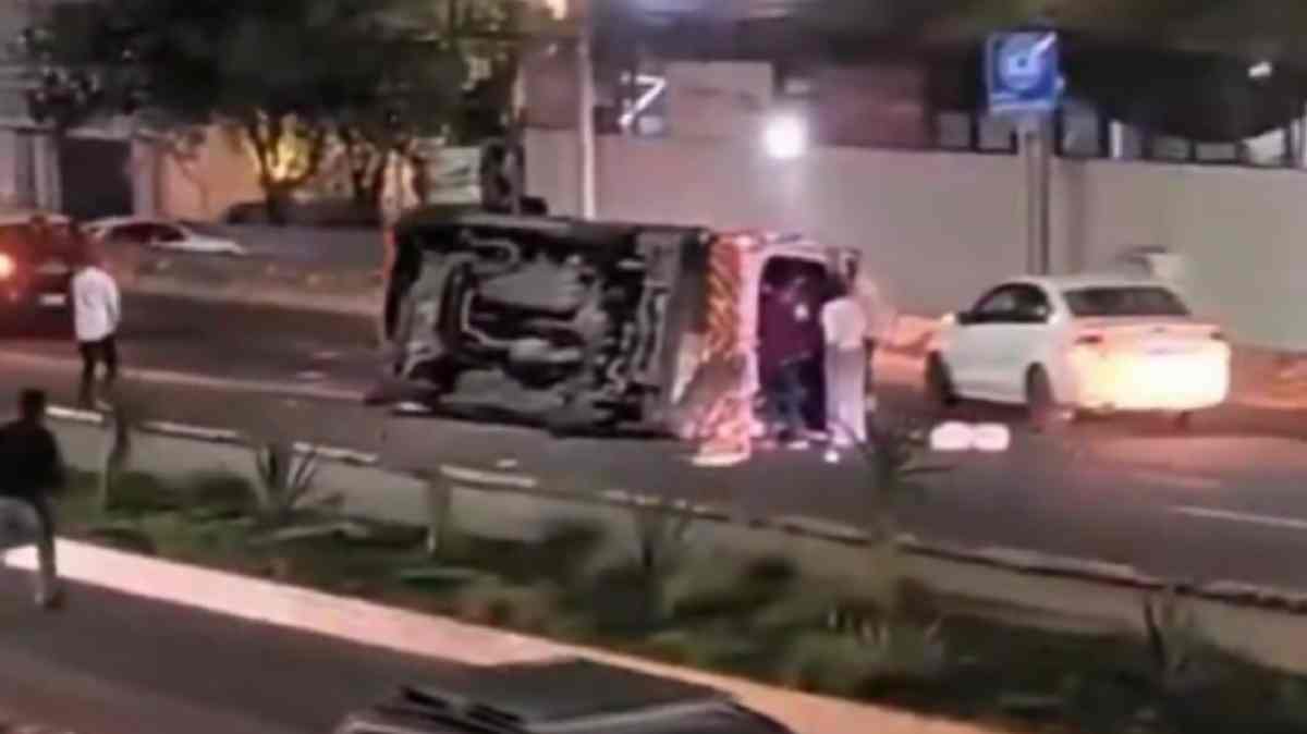 Vuelca ambulancia de Protección Civil de Puebla en la Federal a Atlixco; reportan tres lesionados