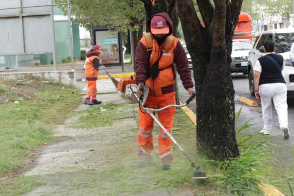 Supervisan jornada de limpieza en Puente de México para reforzar el mantenimiento urbano en Puebla