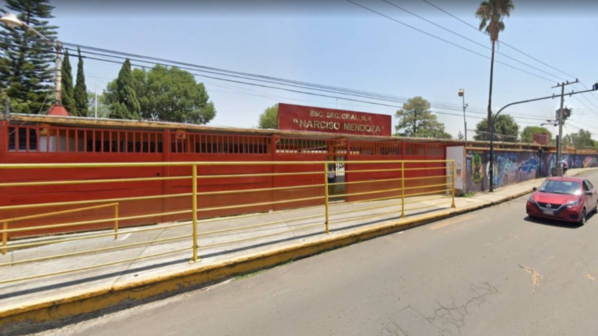 Padres denuncian que maestros obligan a alumnos a pagar "anexos" y llevar celular en la Secundaria Federal No. 4 Puebla
