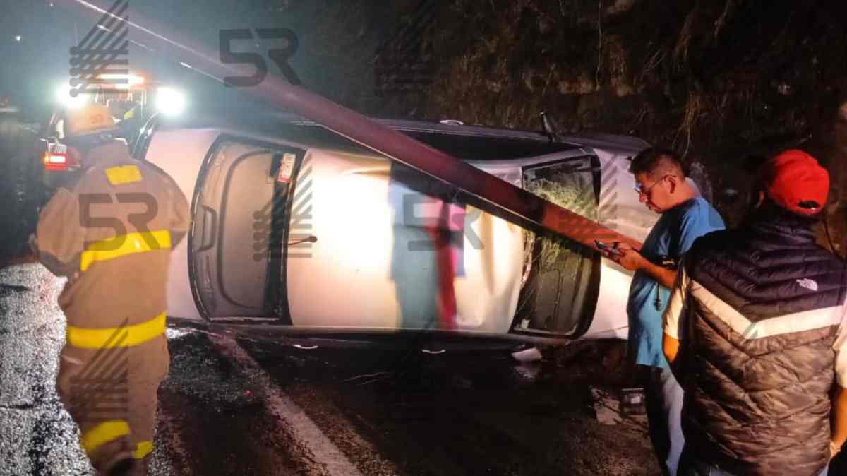 Volcadura en la Atlixco-Puebla: ocupantes abandonan el vehículo tras retirar placas y pertenencias