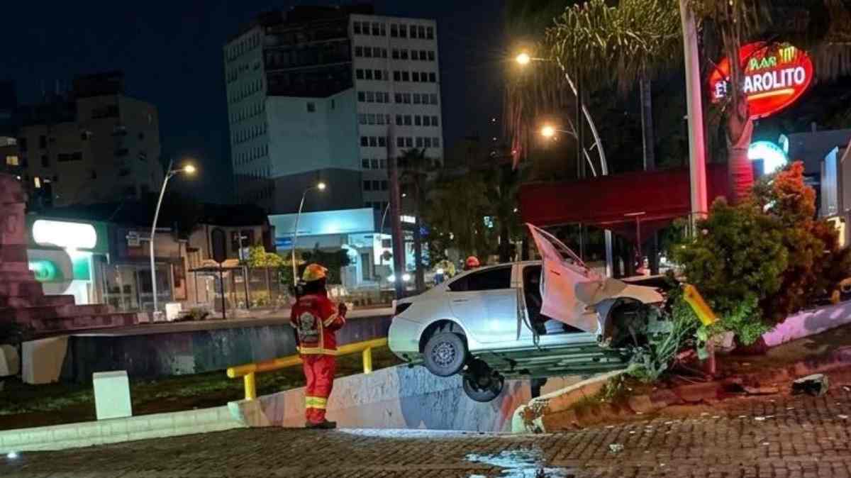 Aparatoso choque en la Avenida Juárez deja un semá