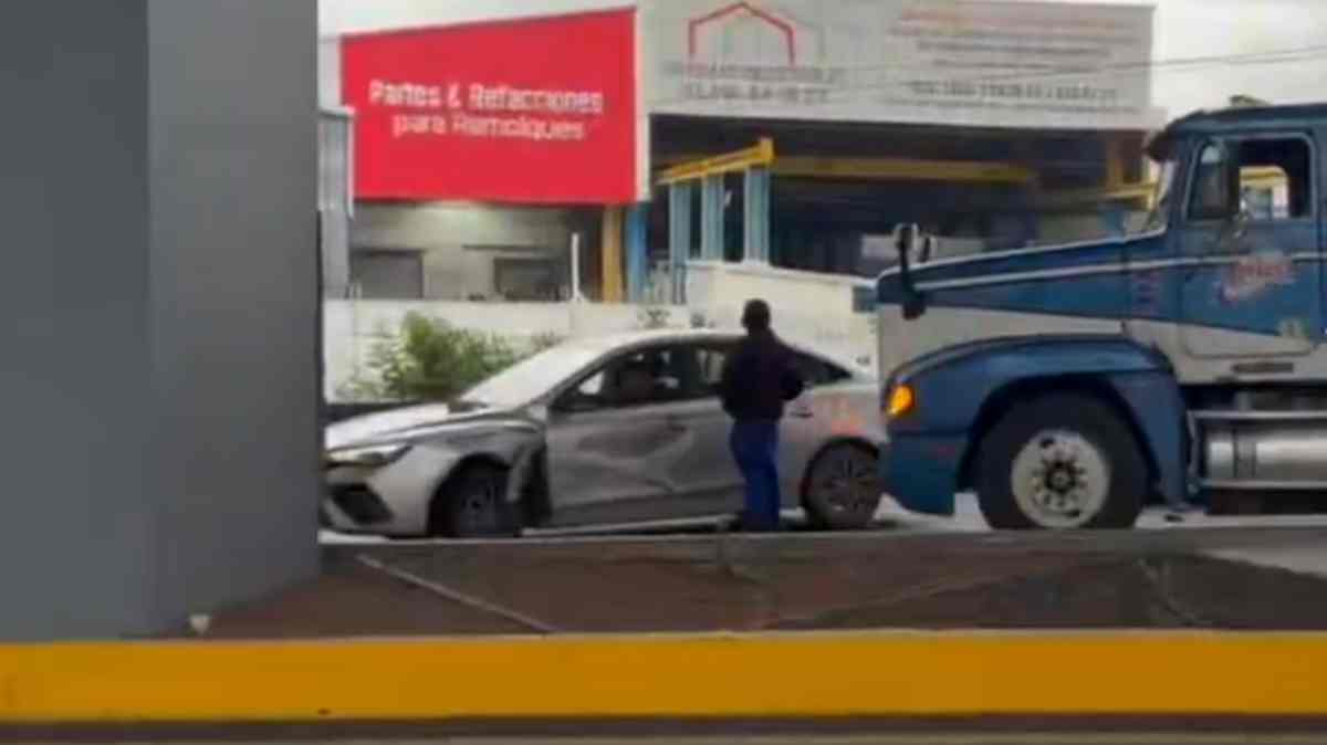 Choque entre tráiler y automóvil provoca intenso tráfico en 