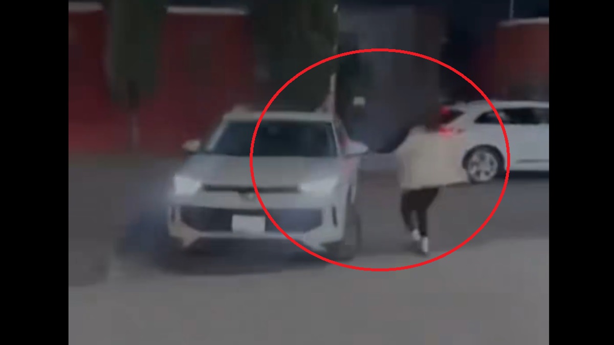 ¡A punta de pistola! Roban camioneta Tiguan a una 