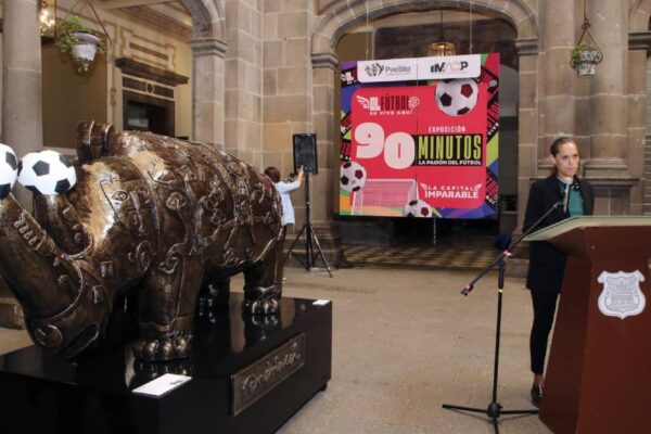 Puebla se suma al Mundial 2026 con arte: inauguran exposición “90 Minutos: La Pasión del Fútbol” en el Palacio Municipal