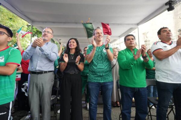 Más de 2 mil poblanos convierten el Zócalo en una fiesta mundialista; Pepe Chedraui destaca la convivencia familiar
