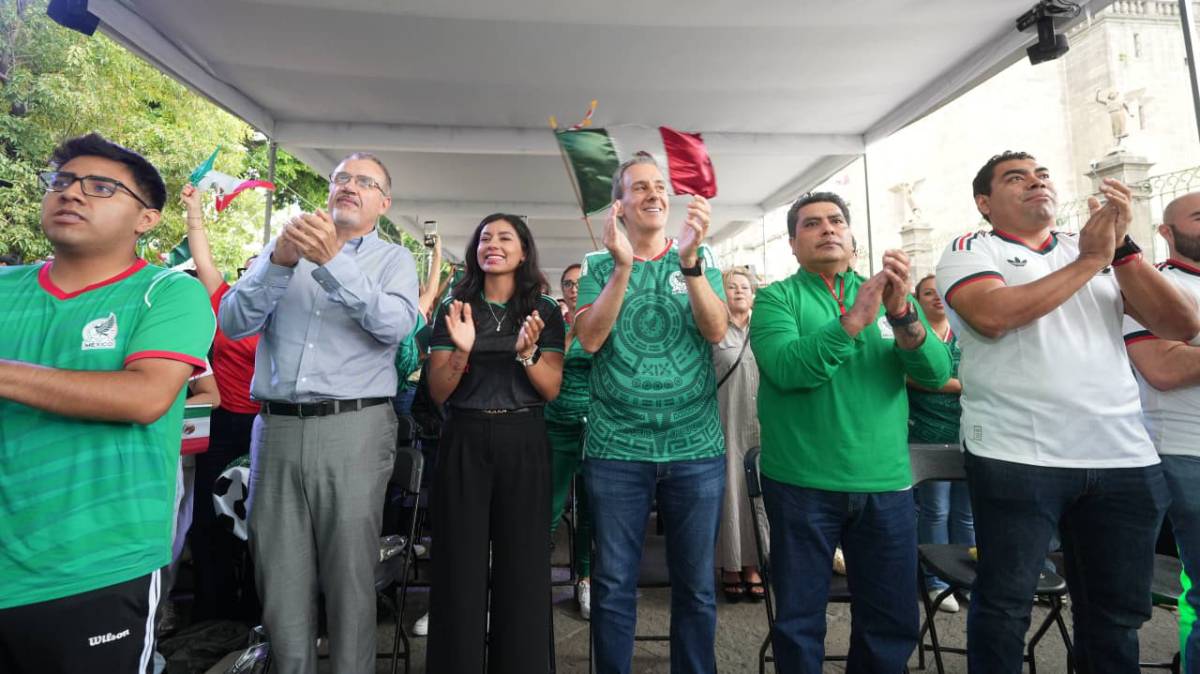 Más de 2 mil poblanos convierten el Zócalo en una fiesta mun