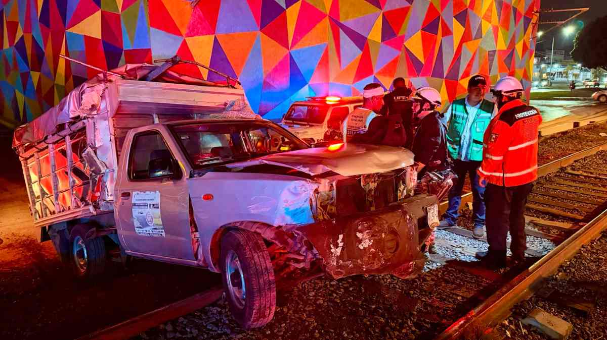 Camioneta termina sobre las vías del tren tras choque con unidad de transporte público en Santa María la Rivera