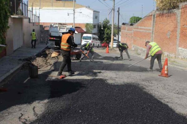 Supervisan trabajos de bacheo en distintos puntos de la capital